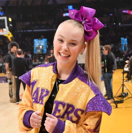 JoJo Siwa is in a relationship with a girl as of February 2021.